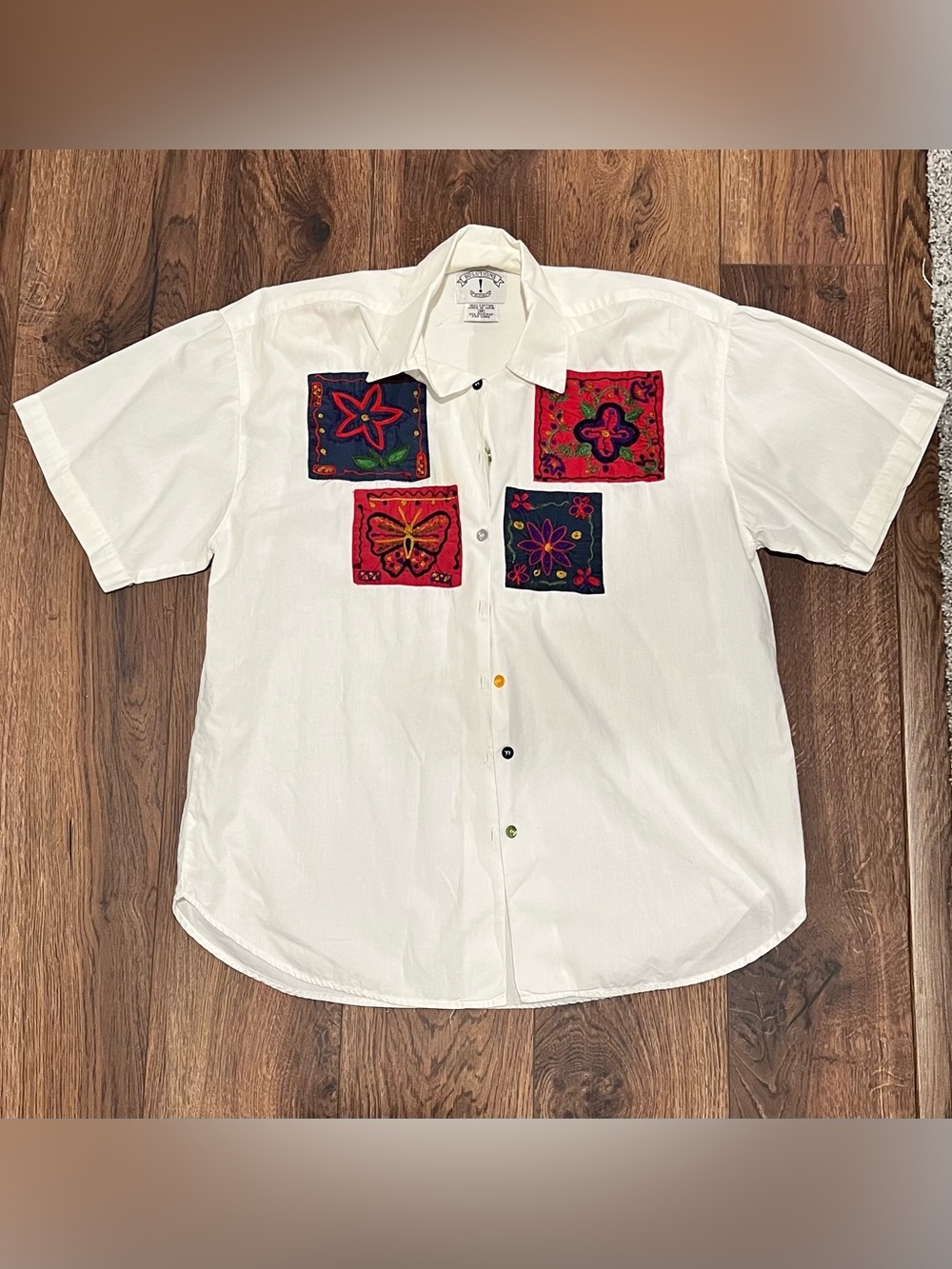 VTG White Short-Sleeve Button-Down Shirt with Colorful Embroidered Patchwork